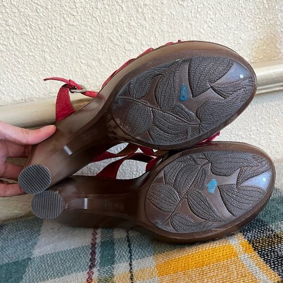 Born Fuchsia Leather Sandals with Floral Design - Picture 6 of 9